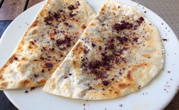 Закуска из лаваша: треугольники с творогом и сыром — готовятся быстро, едятся еще быстрее