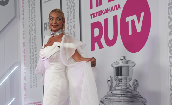 Белый — не цвет, а холст: как носить главный оттенок 2026 без банальности и больничного флера Белый — не цвет, а холст: как носить главный оттенок 2026 без банальности и больничного флера