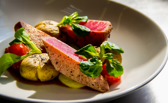 От головы до хвоста: кулинарные лайфхаки с красной рыбой — рулет, котлеты и ещё 4 блюда От головы до хвоста: кулинарные лайфхаки с красной рыбой — рулет, котлеты и ещё 4 блюда