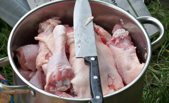 Секрет сочной курицы: взбиваю лук со специями в маринад — и мясо тает во рту Секрет сочной курицы: взбиваю лук со специями в маринад — и мясо тает во рту